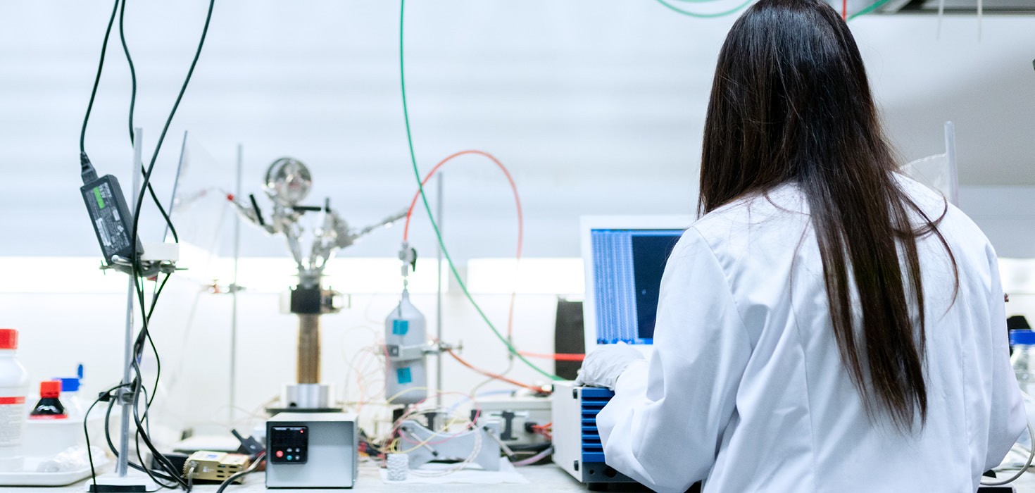 A woman working in a wet lab.