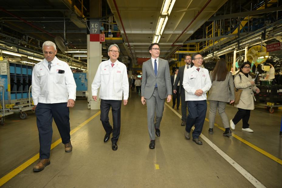 The Right Honourable Justin Trudeau, Prime Minister of Canada (centre) walks with Toshihiro Mibe, President and CEO of Honda Motor Co. (second from left), at Honda of Canada Mfg.